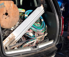 Um casal foi preso e cerca de 600 quilos de fios metálicos apreendidos durante uma ação integrada entre as forças de segurança pública e Coordenada pela Polícia Civil do Paraná. Denominada Operação Metal Nobre III, a ação que aconteceu nesta quinta-feira (22/07), contou com a Polícia Militar, a Guarda Municipal de Curitiba e outros órgão municipais e apoio da Copel e da Sanepar. -  Curitiba, 23/07/2021  -  Foto: SESP-PR