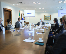 O Governo do Estado recebeu a doação de 500 cópias do livro O solo ensinou, plantio direto um caminho para o futuro. O material ficará à disposição do curso de Agronomia das universidades estaduais. Os exemplares foram entregues nesta segunda-feira (26) pelo autor da obra, o holandês Franke Dijkstra, ao governador em exercício Darci Piana, em cerimônia no Palácio Iguaçu.  -  Curitiba, 26/07/2021  -  Foto: José Fernando Ogura/AEN