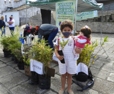 Com drive-thru solidário no Litoral do Estado, famílias carentes recebem nesta semana as doações de roupas, cobertores, sapatos e alimentos arrecadados em troca de uma muda frutífera do Instituto Água e Terra (IAT).  -  Curitiba, 27/07/2021  -  Foto: IAT