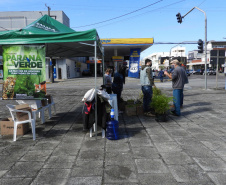 Com drive-thru solidário no Litoral do Estado, famílias carentes recebem nesta semana as doações de roupas, cobertores, sapatos e alimentos arrecadados em troca de uma muda frutífera do Instituto Água e Terra (IAT).  -  Curitiba, 27/07/2021  -  Foto: IAT