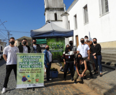 Com drive-thru solidário no Litoral do Estado, famílias carentes recebem nesta semana as doações de roupas, cobertores, sapatos e alimentos arrecadados em troca de uma muda frutífera do Instituto Água e Terra (IAT).  -  Curitiba, 27/07/2021  -  Foto: IAT