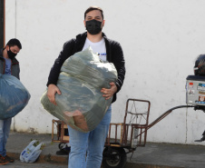 Com drive-thru solidário no Litoral do Estado, famílias carentes recebem nesta semana as doações de roupas, cobertores, sapatos e alimentos arrecadados em troca de uma muda frutífera do Instituto Água e Terra (IAT).  -  Curitiba, 27/07/2021  -  Foto: IAT
