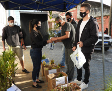 Com drive-thru solidário no Litoral do Estado, famílias carentes recebem nesta semana as doações de roupas, cobertores, sapatos e alimentos arrecadados em troca de uma muda frutífera do Instituto Água e Terra (IAT).  -  Curitiba, 27/07/2021  -  Foto: IAT