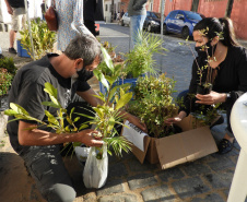 Com drive-thru solidário no Litoral do Estado, famílias carentes recebem nesta semana as doações de roupas, cobertores, sapatos e alimentos arrecadados em troca de uma muda frutífera do Instituto Água e Terra (IAT).  -  Curitiba, 27/07/2021  -  Foto: IAT