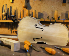 O paulista João Buratti está desde 2019 instalado em Curitiba (https://www.luthierburatti.com/). “Vim fazer algumas disciplinas isoladas no curso de luteria da UFPR. Já era luthier formado na escola Tatuí, em São Paulo, mas queria aprender mais. Vim estudar, fazer um estágio, mas as coisas evoluíram. Comecei a ter bastante demanda de trabalho e montei meu ateliê aqui”, explica. -  Foto: José Fernando Ogura/AEN