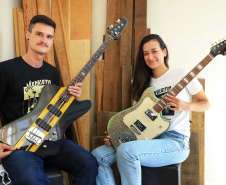 É curitibana a primeira luthier formada em instrumentos elétricos do Brasil. Rosanne Lemos é a fundadora da Mankato Guitarras (https://mankatoguitars.webflow.io/), uma marca autoral que cria guitarras com modelos únicos e confeccionadas à moda antiga. Foto: José Fernando Ogura/AEN