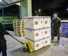 O Ministério da Saúde enviou na noite desta terça-feira (27) mais 298.250 vacinas contra a Covid-19 da AstraZeneca/Fiocruz ao Paraná. Este foi o terceiro envio do governo federal ao Estado em um único dia. Durante a tarde chegaram 233 mil vacinas, sendo 170 mil doses de CoronaVac/Butantan e 63 mil da AstraZeneca/Covax.  -  Curitiba, 27/07/2021  -  Foto: Gilson Abreu/AEN