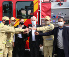 O Corpo Bombeiros de São José dos Pinhais recebeu nesta terça-feira (27/07), em cerimônia realizada no 6º Grupamento de Bombeiros, um caminhão Auto-Bomba Tanque Resgate (ABTR) para dar suporte ao combate à incêndios na cidade. A nova viatura do Corpo de Bombeiro é a primeira de modelo americano no Estado do Paraná, sendo projetada e desenvolvida para atividade da corporação.  -  Curitiba, 28/07/2021  -  Foto: SESP-PR