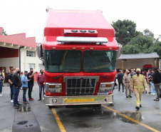 O Corpo Bombeiros de São José dos Pinhais recebeu nesta terça-feira (27/07), em cerimônia realizada no 6º Grupamento de Bombeiros, um caminhão Auto-Bomba Tanque Resgate (ABTR) para dar suporte ao combate à incêndios na cidade. A nova viatura do Corpo de Bombeiro é a primeira de modelo americano no Estado do Paraná, sendo projetada e desenvolvida para atividade da corporação.  -  Curitiba, 28/07/2021  -  Foto: SESP-PR