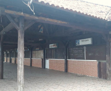 O Instituto Água e Terra (IAT) promoveu nessa terça-feira (27) ConsultaPública para apresentação do projeto de reforma da Praça de Alimentação ePraça ao Ar Livre da Ilha do Mel. A reunião aconteceu no Bar Cavalo Marinho,em Encantadas, com a presença de representantes da comunidade da Ilha. -  Curitiba, 27/07/2021  -  Foto: SEDEST