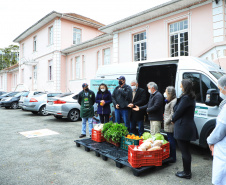 O Governo do Estado realizou na manhã desta quarta-feira (28) a primeira entrega de alimentos do Programa Compra Direta Paraná em Curitiba em 2021. O lançamento simbólico aconteceu no Asilo São Vicente de Paulo, no bairro Juvevê, com produtos da Cooperativa de Agricultores Orgânicos e de Produção Agroecológica (Coaopa). A cerimônia contou com a presença do secretário estadual da Agricultura e do Abastecimento, Norberto Ortigara.   -  Curitiba, 28/07/2021  -  Foto: José Fernando Ogura/AEN