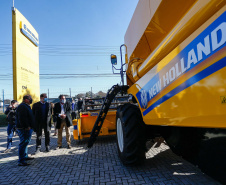 Em comemoração ao Dia do Agricultor, o governador Carlos Massa Ratinho Junior participou nesta quarta-feira (28), na fábrica da New Holland, em Curitiba, do lançamento do Colheitômetro. Foto: Jonathan Campos/AEN