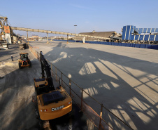Maior produtora e exportadora de papéis para embalagens e embalagens de papel do Brasil, a Klabin iniciou as obras para a construção do seu novo terminal no cais do Porto de Paranaguá, após a assinatura da ordem para liberação dos serviços no mês de julho pela Portos do Paraná.  -  Paranaguá, 30/07/2021  -  Foto: Claudio Neves/Portos do Paraná