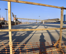 Maior produtora e exportadora de papéis para embalagens e embalagens de papel do Brasil, a Klabin iniciou as obras para a construção do seu novo terminal no cais do Porto de Paranaguá, após a assinatura da ordem para liberação dos serviços no mês de julho pela Portos do Paraná.  -  Paranaguá, 30/07/2021  -  Foto: Claudio Neves/Portos do Paraná