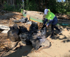 Nesta sexta-feira (30), 115 quilos de lixo foram recolhidos do manguezal, na Ilha do Teixeira, em Paranaguá. A ação integra o Programa de Monitoramento de Manguezais da Portos do Paraná. Foto: Pierpaolo Nota/ Portos do Paraná