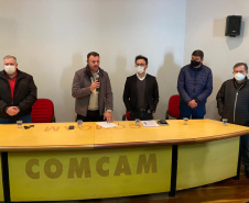 O diretor-presidente da Fomento Paraná, Heraldo Neves, e o diretor de Operações do Setor Público, Wellington Dalmaz, participaram nesta sexta, de uma reunião de trabalho da Comunidade Dos Municípios da Região de Campo Mourão – COMCAM, a convite do prefeito de Araruna, Leandro de Oliveira, presidente da entidade. Foto: Fomento Paraná
