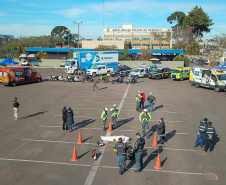 O Batalhão de Polícia de Trânsito (BPTran) e o Departamento de Trânsito do Paraná (Detran-PR) , juntamente com outros órgãos ligados ao trânsito urbano, promoveram uma manhã de instrução gratuita para quem usa a moto como ferramenta de trabalho.
Foto: Alessandro Vieira/AEN  