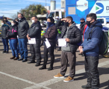 O Batalhão de Polícia de Trânsito (BPTran), juntamente com outros órgãos ligados ao trânsito urbano, promoveu uma manhã de instrução gratuita para motoboys e motofretistas no sábado (31/07). O projeto Trampo Seguro foi desenvolvido para que os usuários de motos conheçam melhor o veículo, as habilidades de condução para evitar acidentes e a legislação de trânsito. Foto: BPTRAN
