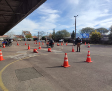 O Batalhão de Polícia de Trânsito (BPTran), juntamente com outros órgãos ligados ao trânsito urbano, promoveu uma manhã de instrução gratuita para motoboys e motofretistas no sábado (31/07). O projeto Trampo Seguro foi desenvolvido para que os usuários de motos conheçam melhor o veículo, as habilidades de condução para evitar acidentes e a legislação de trânsito. Foto: BPTRAN