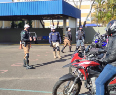 O Batalhão de Polícia de Trânsito (BPTran), juntamente com outros órgãos ligados ao trânsito urbano, promoveu uma manhã de instrução gratuita para motoboys e motofretistas no sábado (31/07). O projeto Trampo Seguro foi desenvolvido para que os usuários de motos conheçam melhor o veículo, as habilidades de condução para evitar acidentes e a legislação de trânsito. Foto: BPTRAN