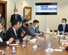 O governador Carlos Massa Ratinho Junior recebe o presidente da Assembleia Legislativa do Paraná, deputado estadual Ademar Traiano, para promulgacão da PEC da Nova Ferroeste. Curitiba, 2/08/2021. Foto: Geraldo Bubniak/AEN