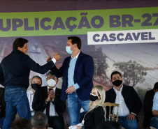 Um dos trechos mais movimentados da BR-277, em Cascavel, na Região Oeste, começou oficialmente a ser requalificado. O governador Carlos Massa Ratinho Junior participou nesta segunda-feira (2) do lançamento da pedra fundamental das obras de duplicação da rodovia. Foto: Jonathan Campos/AEN
