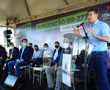 Um dos trechos mais movimentados da BR-277, em Cascavel, na Região Oeste, começou oficialmente a ser requalificado. O governador Carlos Massa Ratinho Junior participou nesta segunda-feira (02) do lançamento da pedra fundamental das obras de duplicação da rodovia.  -  Cascavel, 02/08/2021  -  Foto: José Fernando Ogura/AEN