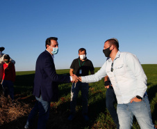 Mais uma grande obra de infraestrutura em Cascavel, no Oeste do Paraná, deve sair do papel nos próximos meses. O governador Carlos Massa Ratinho Junior e diretor técnico Executivo Itaipu Binacional, Celso Vilar Torino, lançaram nesta segunda-feira (2) a pedra fundamental da duplicação do Contorno Oeste, que conecta a BR-277 à BR-163. Foto: Jonathan Campos/AEN