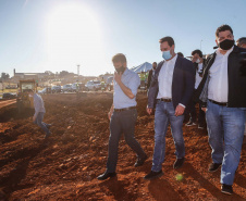 Mais uma grande obra de infraestrutura em Cascavel, no Oeste do Paraná, deve sair do papel nos próximos meses. O governador Carlos Massa Ratinho Junior e diretor técnico Executivo Itaipu Binacional, Celso Vilar Torino, lançaram nesta segunda-feira (2) a pedra fundamental da duplicação do Contorno Oeste, que conecta a BR-277 à BR-163. Foto: Jonathan Campos/AEN