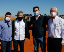 O governador Carlos Massa Ratinho Junior visitou nesta terça-feira (03) as obras de instalação do novo núcleo genético e da unidade de disseminação de genes da empresa Agroceres Pic, no limite entre Paranavaí e Santo Antônio do Caiuá, no Noroeste. Foto: Jonathan Campos/AEN