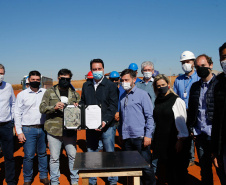 O governador Carlos Massa Ratinho Junior visitou nesta terça-feira (03) as obras de instalação do novo núcleo genético e da unidade de disseminação de genes da empresa Agroceres Pic, no limite entre Paranavaí e Santo Antônio do Caiuá, no Noroeste. Foto: Jonathan Campos/AEN