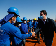 O governador Carlos Massa Ratinho Junior visitou nesta terça-feira (03) as obras de instalação do novo núcleo genético e da unidade de disseminação de genes da empresa Agroceres Pic, no limite entre Paranavaí e Santo Antônio do Caiuá, no Noroeste. Foto: Jonathan Campos/AEN