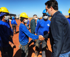 O governador Carlos Massa Ratinho Junior visitou nesta terça-feira (03) as obras de instalação do novo núcleo genético e da unidade de disseminação de genes da empresa Agroceres Pic, no limite entre Paranavaí e Santo Antônio do Caiuá, no Noroeste. Foto: José Fernando Ogura/AEN