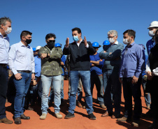 O governador Carlos Massa Ratinho Junior visitou nesta terça-feira (03) as obras de instalação do novo núcleo genético e da unidade de disseminação de genes da empresa Agroceres Pic, no limite entre Paranavaí e Santo Antônio do Caiuá, no Noroeste. Foto: José Fernando Ogura/AEN
