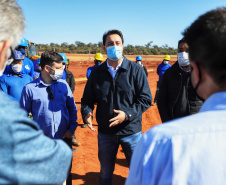 O governador Carlos Massa Ratinho Junior visitou nesta terça-feira (03) as obras de instalação do novo núcleo genético e da unidade de disseminação de genes da empresa Agroceres Pic, no limite entre Paranavaí e Santo Antônio do Caiuá, no Noroeste. Foto: José Fernando Ogura/AEN