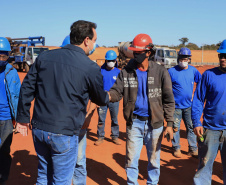 O governador Carlos Massa Ratinho Junior visitou nesta terça-feira (03) as obras de instalação do novo núcleo genético e da unidade de disseminação de genes da empresa Agroceres Pic, no limite entre Paranavaí e Santo Antônio do Caiuá, no Noroeste. Foto: José Fernando Ogura/AEN