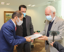 O governador Carlos Massa Ratinho Junior recebe  nesta quarta-feira (4) , o embaixador dos Emirados Árabes no Brasil, Saleh Alsuwaidi  no Palacio Iguacu. Curitiba, 04/08/2021. Foto: Geraldo Bubniak/AEN