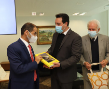 O governador Carlos Massa Ratinho Junior recebe  nesta quarta-feira (4) , o embaixador dos Emirados Árabes no Brasil, Saleh Alsuwaidi  no Palacio Iguacu. Curitiba, 04/08/2021. Foto: Geraldo Bubniak/AEN