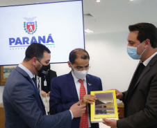 O governador Carlos Massa Ratinho Junior recebe nesta quarta-feira (4) , o embaixador dos Emirados Árabes no Brasil, Saleh Alsuwaidi no Palacio Iguacu. Curitiba, 04/08/2021. Foto: Jonathan Campos/AEN