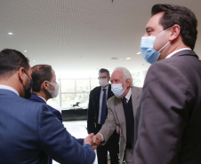 O governador Carlos Massa Ratinho Junior recebe nesta quarta-feira (4) , o embaixador dos Emirados Árabes no Brasil, Saleh Alsuwaidi no Palacio Iguacu. Curitiba, 04/08/2021. Foto: Jonathan Campos/AEN