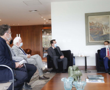 O governador Carlos Massa Ratinho Junior recebe nesta quarta-feira (4) , o embaixador dos Emirados Árabes no Brasil, Saleh Alsuwaidi no Palacio Iguacu. Curitiba, 04/08/2021. Foto: Jonathan Campos/AEN
