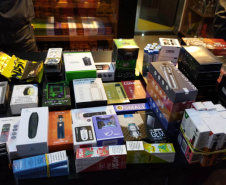 Três pessoas foram presas e mais de 860 cigarros eletrônicos e mais de 6 mil essências de narguilé foram apreendidos durante uma operação que envolveu a Ação Integrada de Fiscalização Urbana (AIFU), a Receita Federal, o Procon, a Secretaria de Justiça, Família e Trabalho (SEJUF) e a Secretaria Municipal do Urbanismo nesta quinta-feira (05/08)