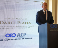 Um dos principais nomes do setor comercial paranaense, o vice-governador Darci Piana recebeu nesta sexta-feira (6) a Comenda Barão do Serro Azul, insígnia entregue pela Associação Comercial do Paraná (ACP) a paranaenses ilustres, com destaque na vida social, econômica e política do Estado. O governador Carlos Massa Ratinho Junior acompanhou a cerimônia de homenagem, que aconteceu no Palácio Garibaldi, em Curitiba. Foto: Ari Dias/AEN
