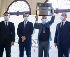Um dos principais nomes do setor comercial paranaense, o vice-governador Darci Piana recebeu nesta sexta-feira (6) a Comenda Barão do Serro Azul, insígnia entregue pela Associação Comercial do Paraná (ACP) a paranaenses ilustres, com destaque na vida social, econômica e política do Estado. O governador Carlos Massa Ratinho Junior acompanhou a cerimônia de homenagem, que aconteceu no Palácio Garibaldi, em Curitiba. Foto: Ari Dias/AEN