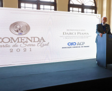 Um dos principais nomes do setor comercial paranaense, o vice-governador Darci Piana recebeu nesta sexta-feira (6) a Comenda Barão do Serro Azul, insígnia entregue pela Associação Comercial do Paraná (ACP) a paranaenses ilustres, com destaque na vida social, econômica e política do Estado. O governador Carlos Massa Ratinho Junior acompanhou a cerimônia de homenagem, que aconteceu no Palácio Garibaldi, em Curitiba. Foto: Ari Dias/AEN