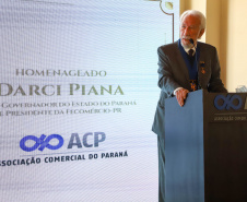 Um dos principais nomes do setor comercial paranaense, o vice-governador Darci Piana recebeu nesta sexta-feira (6) a Comenda Barão do Serro Azul, insígnia entregue pela Associação Comercial do Paraná (ACP) a paranaenses ilustres, com destaque na vida social, econômica e política do Estado. O governador Carlos Massa Ratinho Junior acompanhou a cerimônia de homenagem, que aconteceu no Palácio Garibaldi, em Curitiba. Foto: Ari Dias/AEN