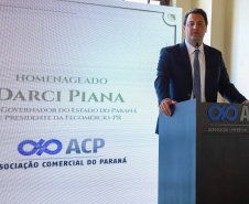 Um dos principais nomes do setor comercial paranaense, o vice-governador Darci Piana recebeu nesta sexta-feira (6) a Comenda Barão do Serro Azul, insígnia entregue pela Associação Comercial do Paraná (ACP) a paranaenses ilustres, com destaque na vida social, econômica e política do Estado. O governador Carlos Massa Ratinho Junior acompanhou a cerimônia de homenagem, que aconteceu no Palácio Garibaldi, em Curitiba. Foto: Ari Dias/AEN