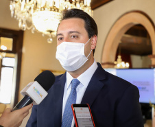 Um dos principais nomes do setor comercial paranaense, o vice-governador Darci Piana recebeu nesta sexta-feira (6) a Comenda Barão do Serro Azul, insígnia entregue pela Associação Comercial do Paraná (ACP) a paranaenses ilustres, com destaque na vida social, econômica e política do Estado. O governador Carlos Massa Ratinho Junior acompanhou a cerimônia de homenagem, que aconteceu no Palácio Garibaldi, em Curitiba. Foto: Ari Dias/AEN