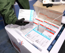 O Paraná recebeu mais 136.500 doses da AstraZeneca/Fiocruz na noite desta sexta-feira (6). Os imunizantes contra a Covid-19 chegaram no Aeroporto Internacional Afonso Pena, em São José dos Pinhais, por volta das 20 horas, complementando a 35ª pauta de distribuição do Ministério da Saúde.  -  Curitiba, 06/08/2021  - Foto: Ari Dias/AEN