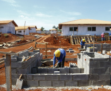 Termina nesta terça-feira (10) o prazo de inscrição para os interessados em morar em uma das 40 casas do Condomínio dos Idosos que o Governo do Estado está construindo em Foz do Iguaçu, na região Oeste. Podem participar da seleção pessoas a partir de 60 anos, com renda de um a seis salários mínimos e que não possuam casa própria.  -  curitiba, 09/08/2021  -  foto: Jonathan Campos/AEN